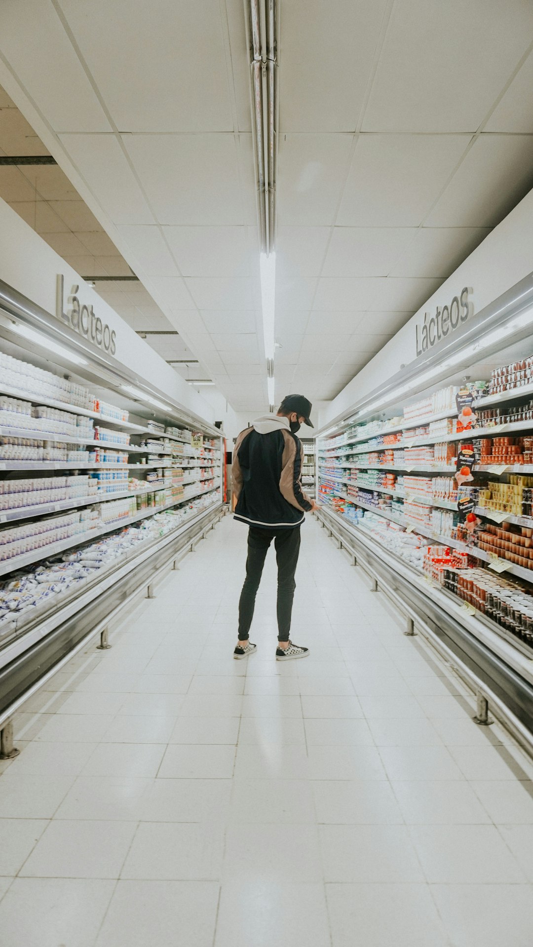a-person-standing-in-a-grocery-store-aisle-cr6rfczv-u